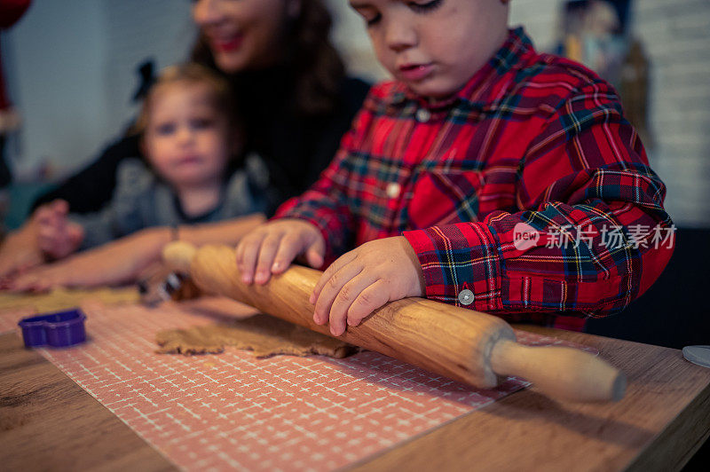 快乐的孩子女孩烤圣诞饼干库存照片