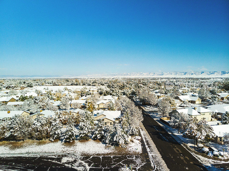 在一个新建立的分部的雪屋屋顶的鸟瞰图，初冬的早晨的照片系列