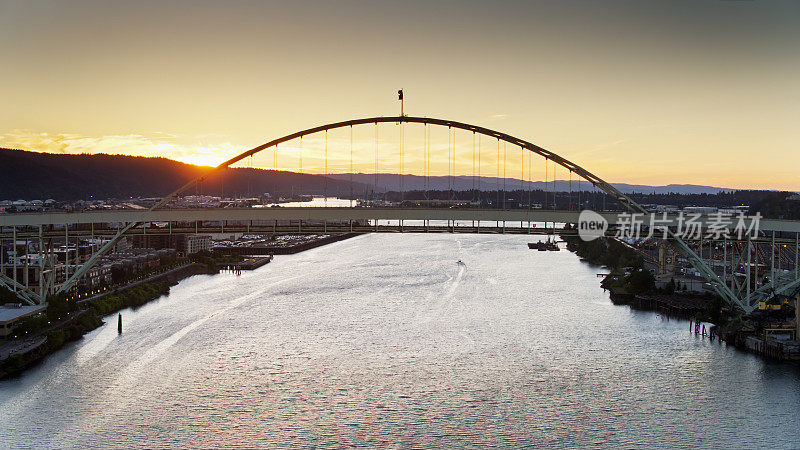 日落时分，波特兰弗里蒙特大桥的无人机拍摄