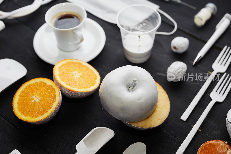 画水果和叉子勺子和杯子在黑色的背景，卫生纸，注射器白色挑战