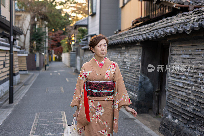 穿着和服走在街上的日本妇女