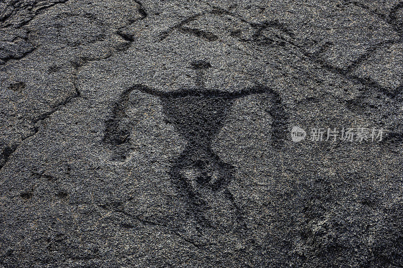 夏威夷火山国家公园位于火山口链的海岸末端，发现了神圣的Puuloa岩画，这是夏威夷最大的岩画区。在这里的熔岩岩石上雕刻了23000幅图像，大部分是在夏威夷西部接触之前。位于阿胡岛