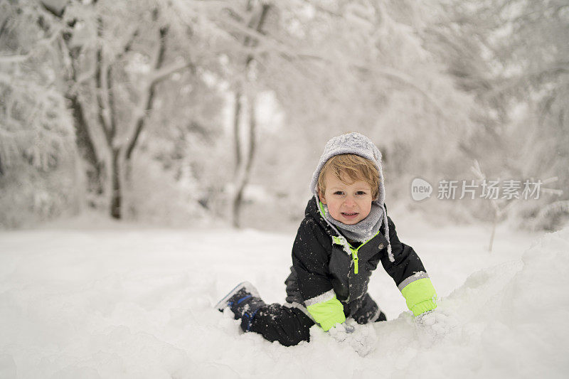 孩子们在雪中玩耍