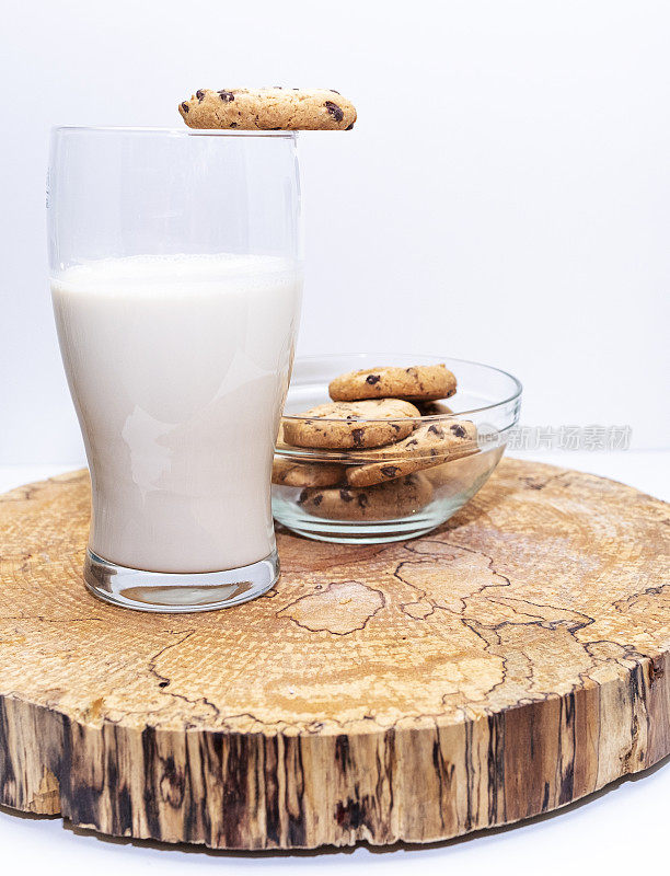 燕麦饼干和牛奶装在玻璃杯里放在木板上。健康的食物，健康的生活方式。