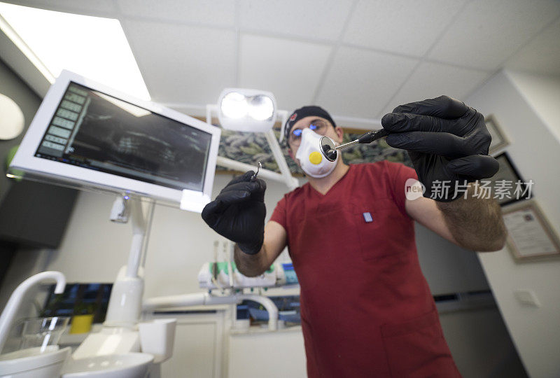 男牙医在牙科诊所检查病人