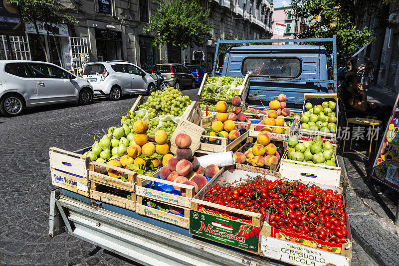 在意大利的那不勒斯，Van变成了一家水果店
