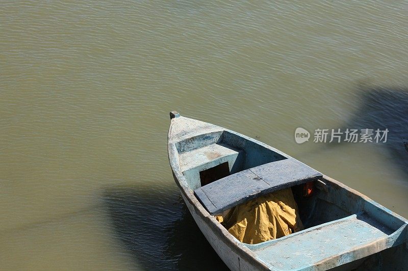 一个老空船站在湖边在Golyazi，废船