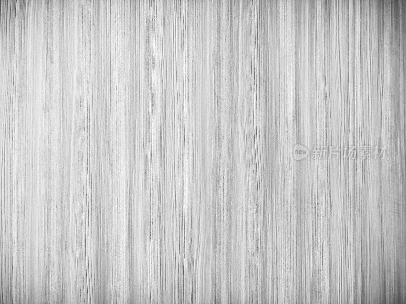 柔软的铺条胶合板表面为背景。黑白背景的旧胶合板纹理。旧胶合板表面做成黑白图像。垂直碎片显示胶合板。