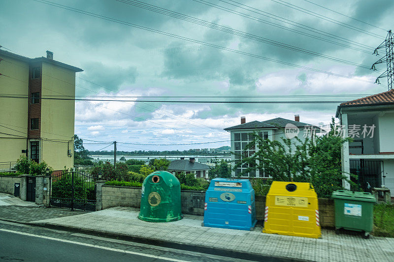 村里有五颜六色的垃圾容器