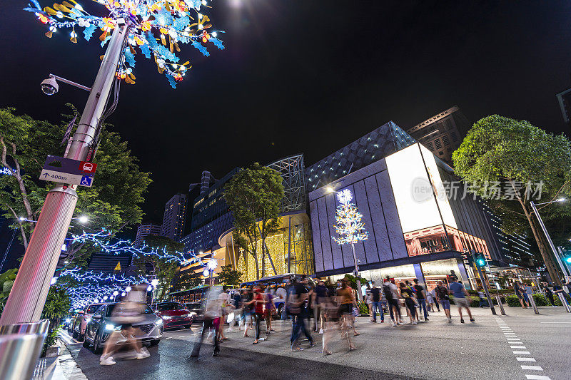 新加坡城市繁忙的街道在夜晚灯光小径