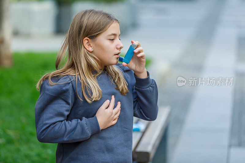 可爱的女孩呼吸系统有问题，所以她使用吸入器。