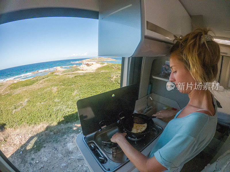 在货车里做饭的女人，海景