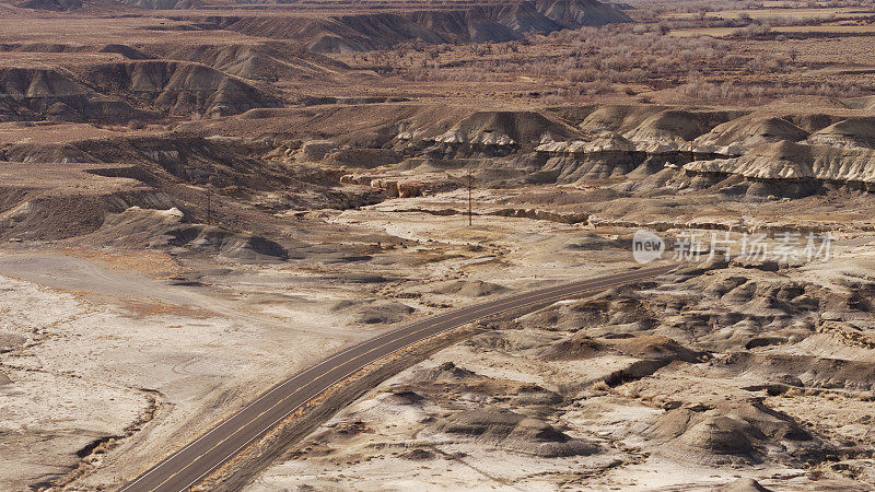 公路穿越沙丘和犹他州沙漠景观-空中