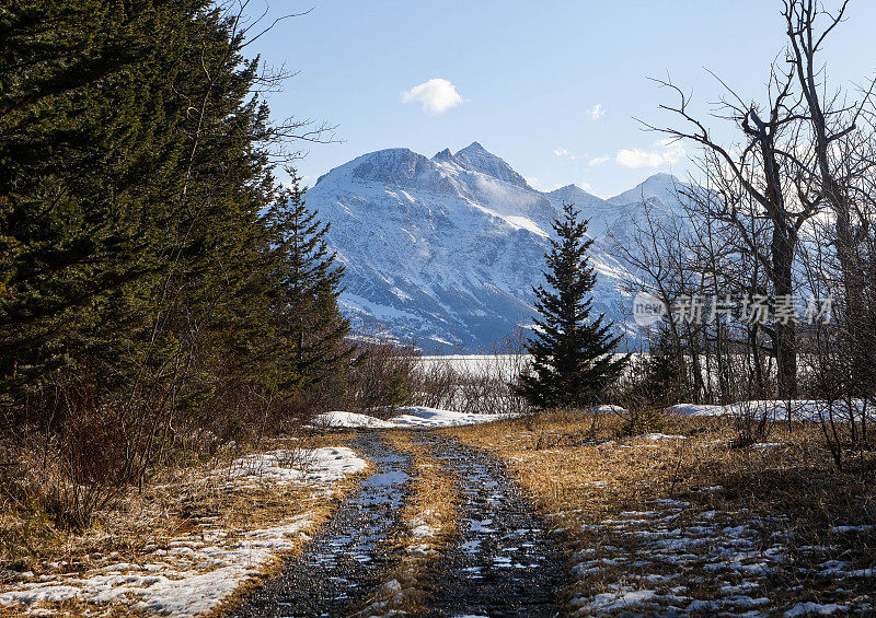 通往远方雪山的肮脏的双轨公路