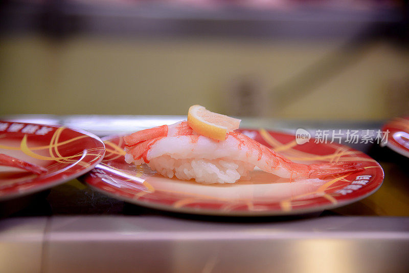 在日本餐厅里有传送带或带式自助餐。“背景模糊的日本自助传送带寿司餐厅。”大阪的传送带寿司餐厅。