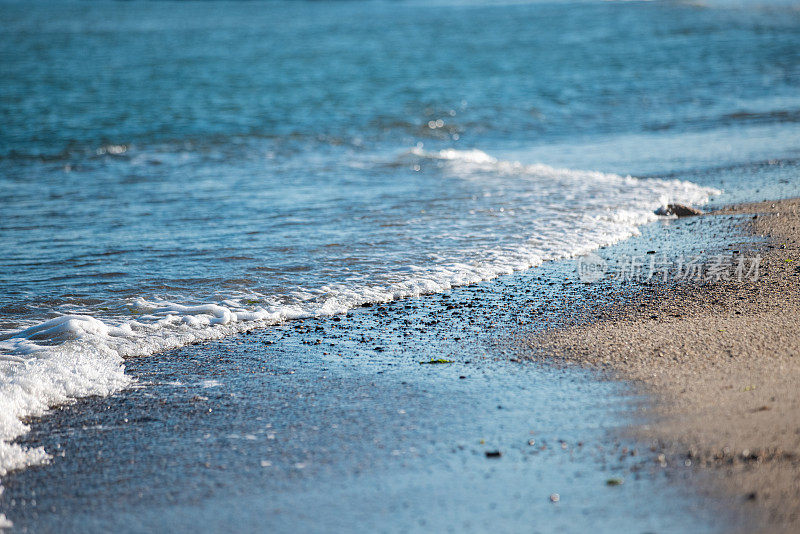 海滩上平静的海浪