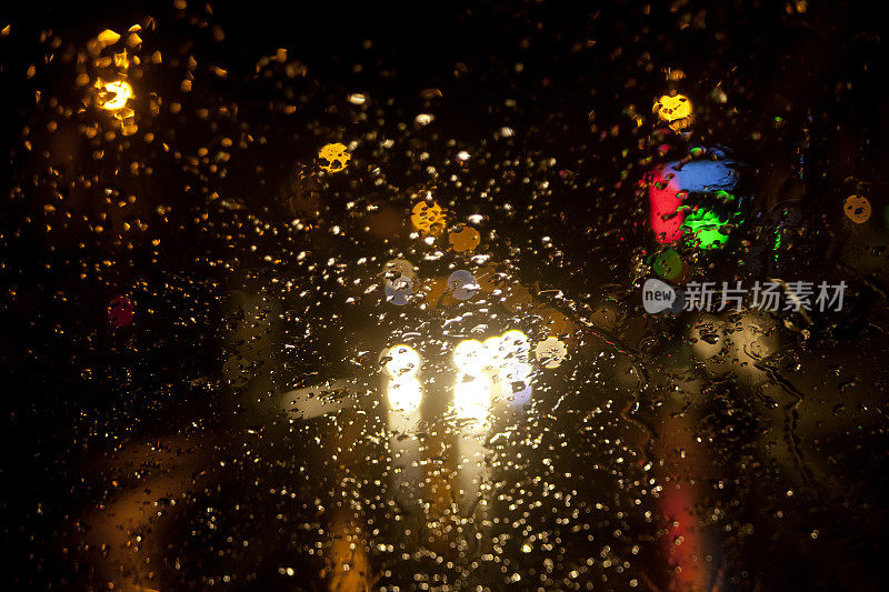 夜景街景，雨点，交通和路灯，城市生活。