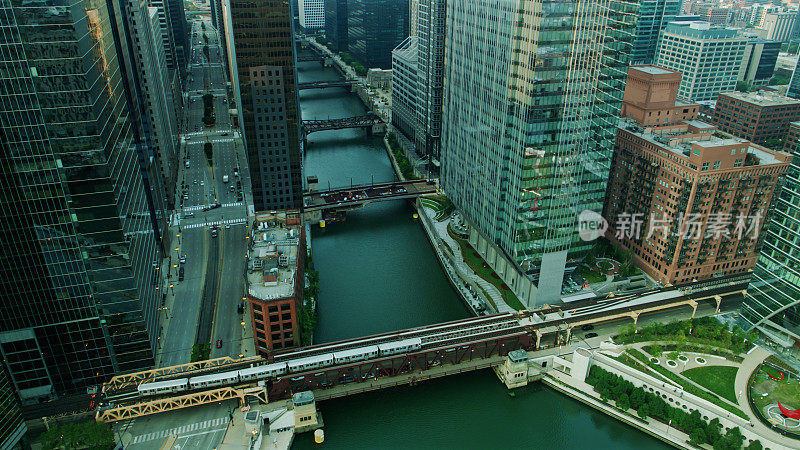 火车从威尔斯圣桥上穿过芝加哥河