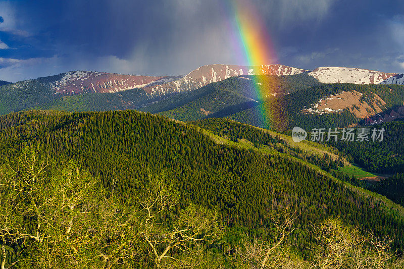 彩虹山日落风景秀丽