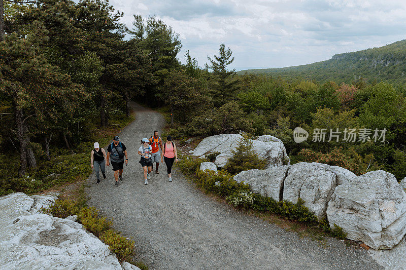 一群朋友一起徒步旅行