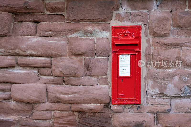 传统的英国红色的砖墙邮筒