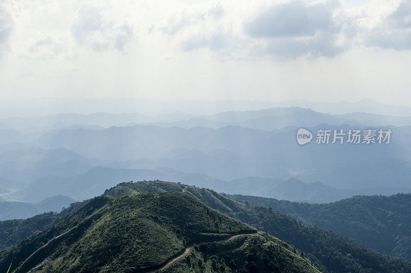 黄昏的光线穿过云层和山脉