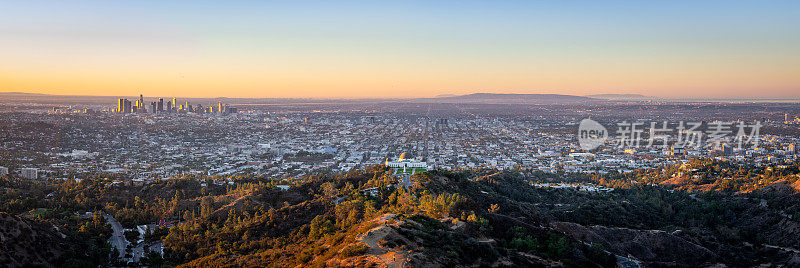 格里菲斯公园天文台与洛杉矶天际线在早上。加州。美国