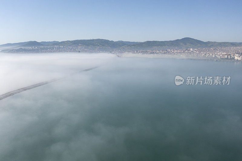 黑海上空的低云。雾在海