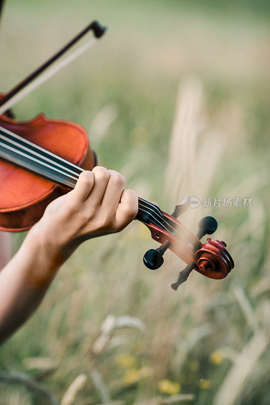 女孩玩小提琴