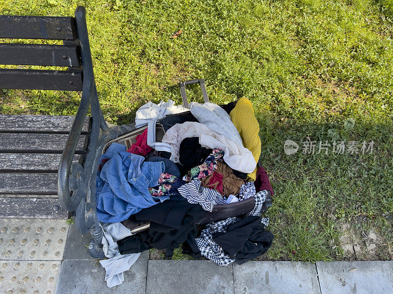 扔到公园里的衣服