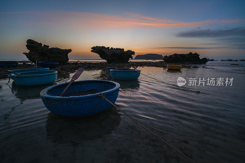 篮船钉在我的沙滩上