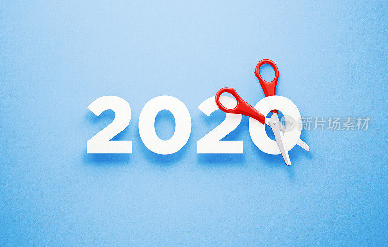 2020削减成本概念-剪刀削减字2020在蓝色背景