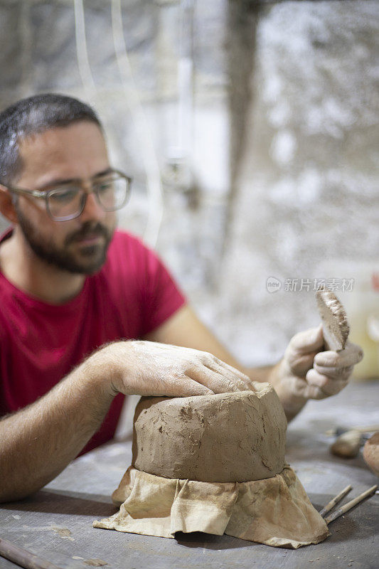 制作陶器的人的肖像