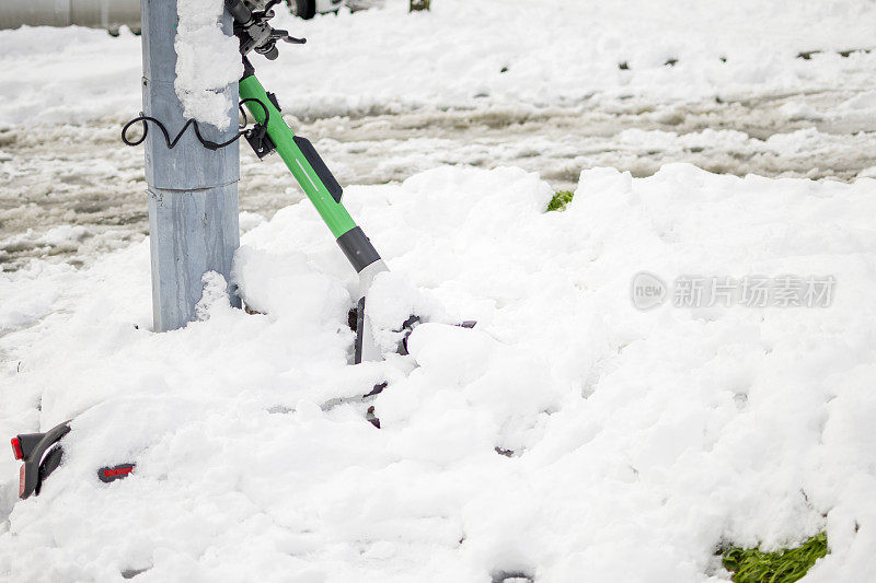 美丽的冬季公园，电动车覆盖着白雪