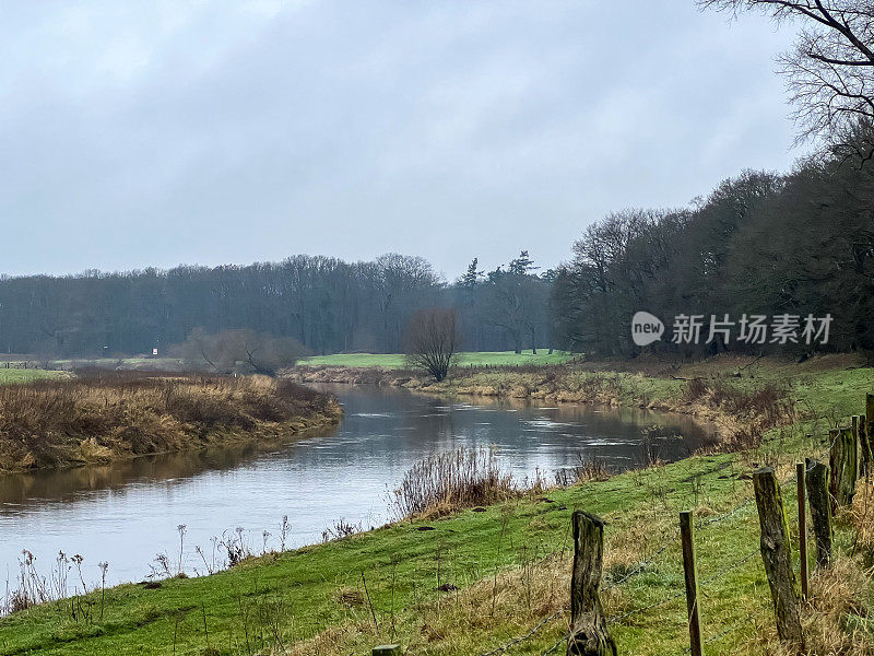 这条名为“Ems”的河位于德国临根市附近，天气多雨。