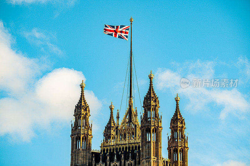 英国国旗飘扬在伦敦议会大厦