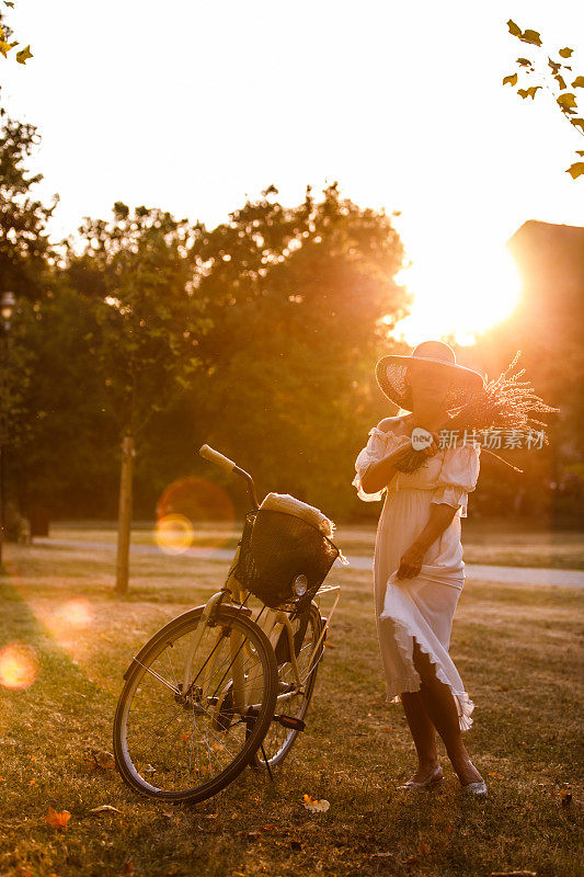 享受夏日金色的夕阳