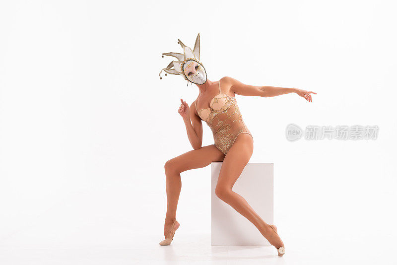 戴着狂欢节面具的年轻现代芭蕾舞者。