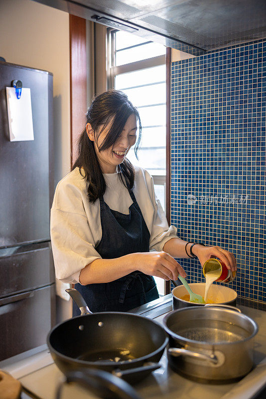 一个在家里做饭吃午饭的日本妇女