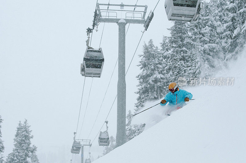 滑雪度假的粉雪