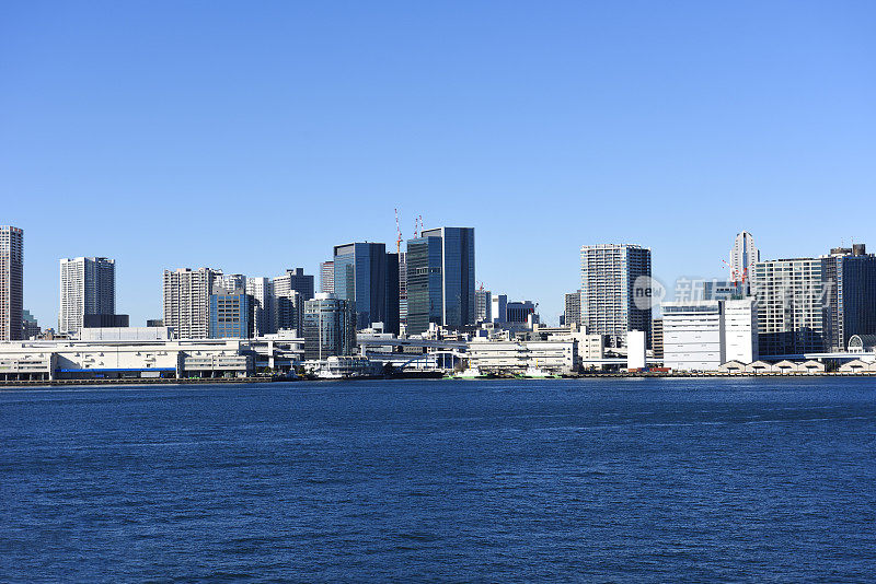 从东京湾地区在东京城市天际线对晴朗的天空的看法