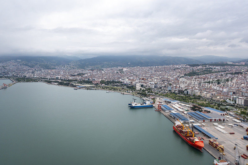 工业港口的鸟瞰图，在这里货物被运送到国内和国际的海运或海运货船上