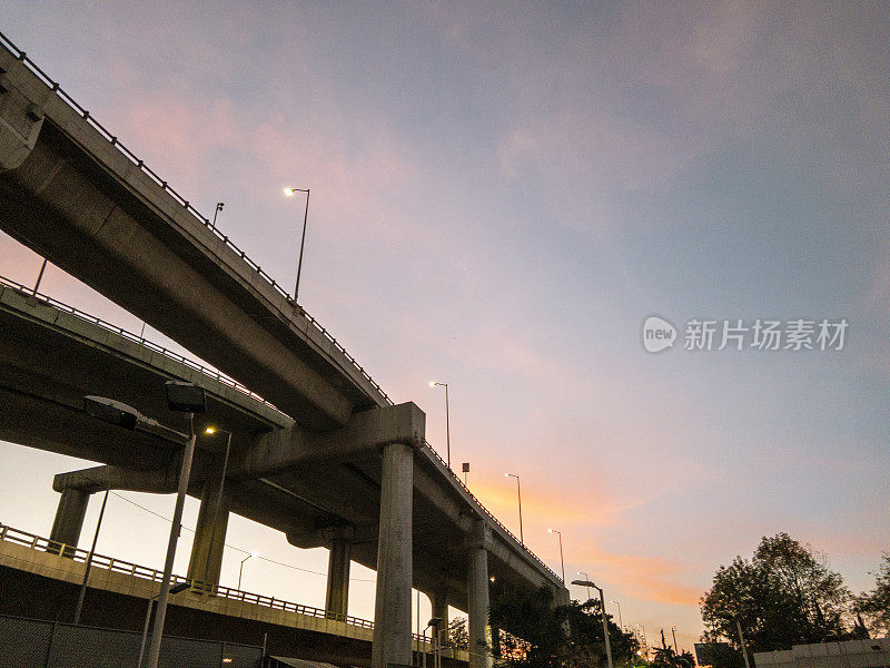 日落时分的高架公路