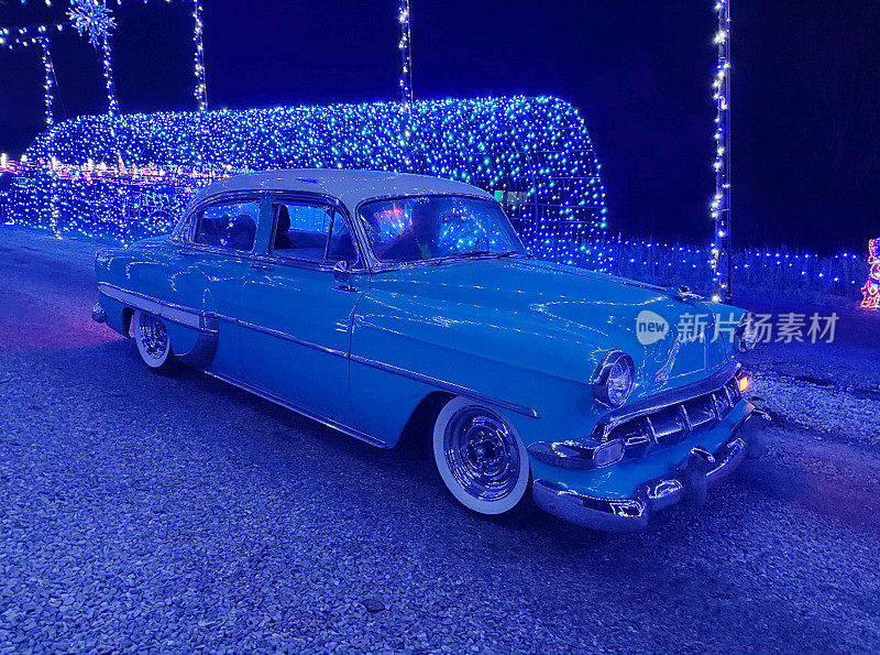 汽车驶过圣诞彩灯的展示