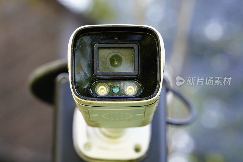 白色监控摄像头或大楼外的安全摄像头
