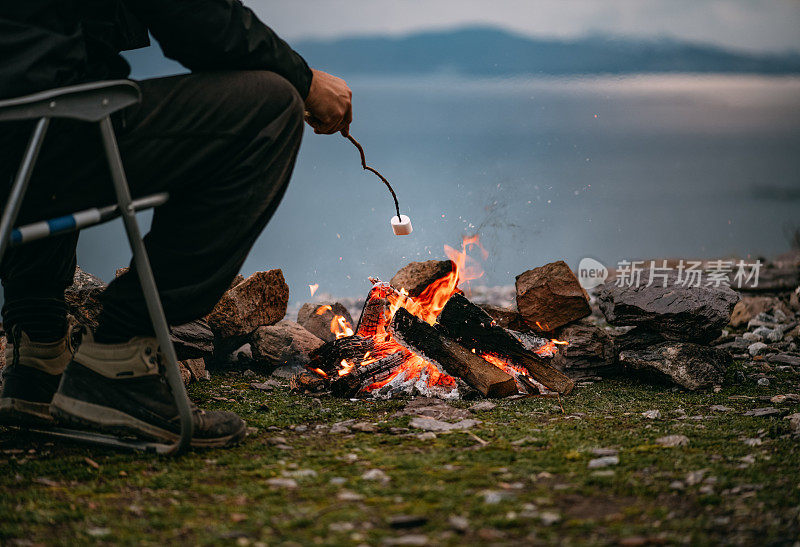 在篝火上烤棉花糖