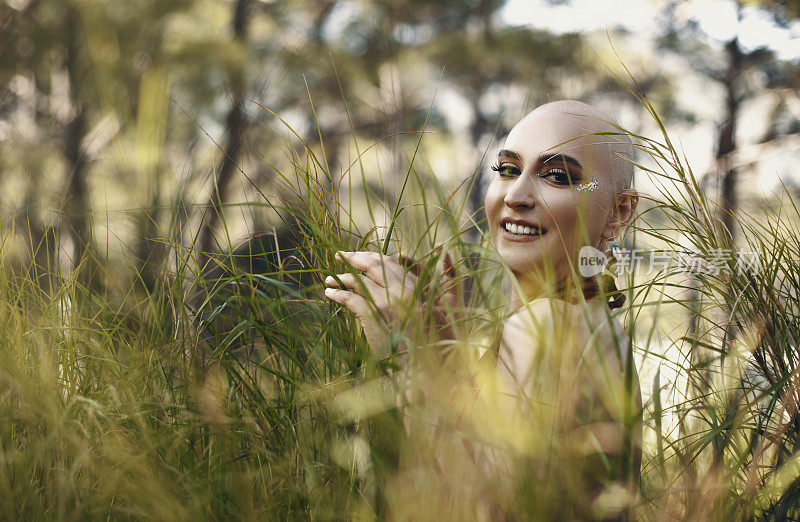 微笑的秃头美女在芦苇丛中战胜了癌症。