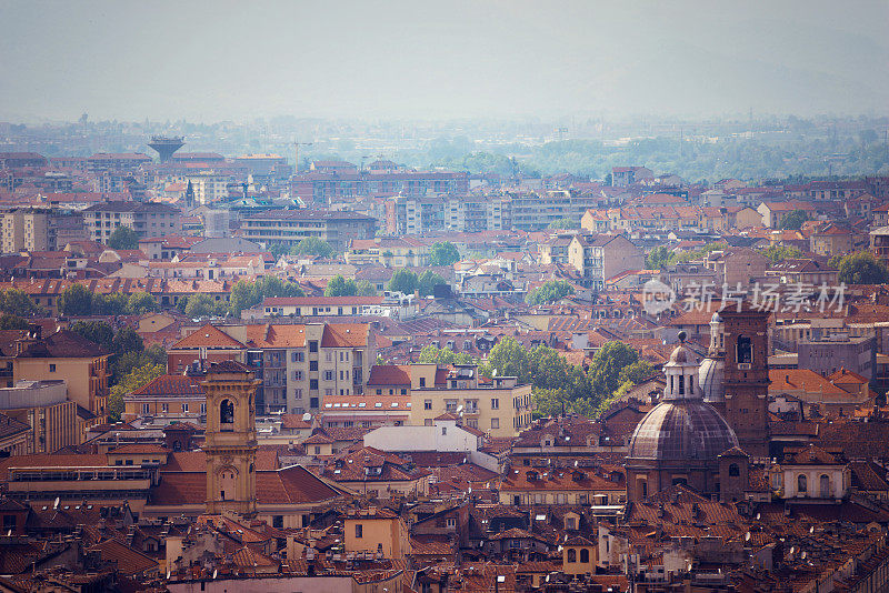 从莫尔·安东里亚纳俯瞰意大利皮埃蒙特的都灵城屋顶和钟楼