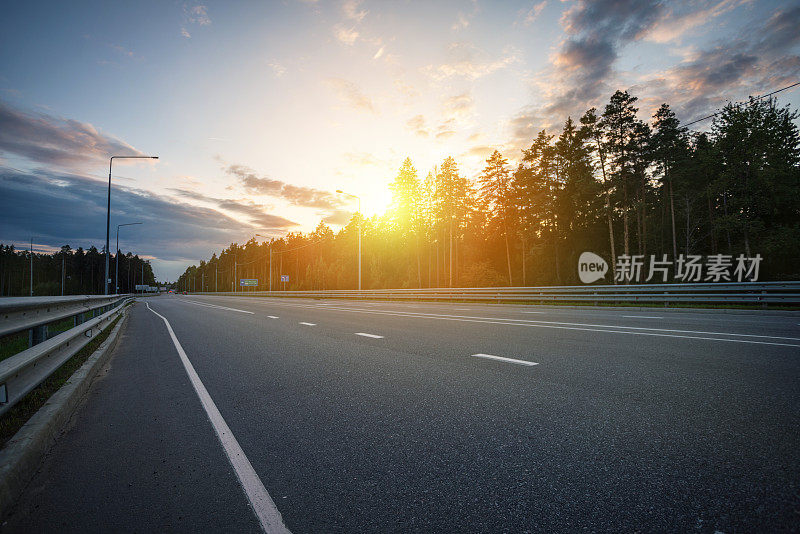 夕阳落在空旷的乡村公路上