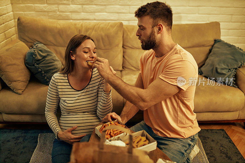 怀孕夫妇在家吃快餐